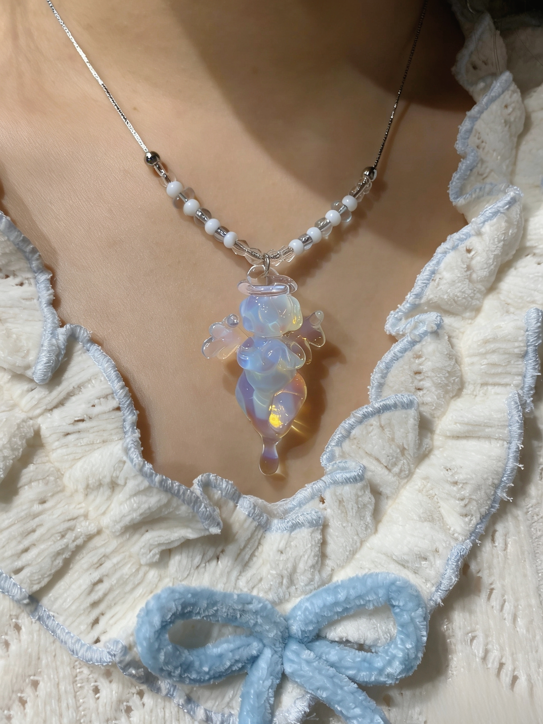 Handmade Glass Praying Angel Pendant – Cute Miniature Angel Jewelry, Unique Gift for Loved Ones - 图片 5