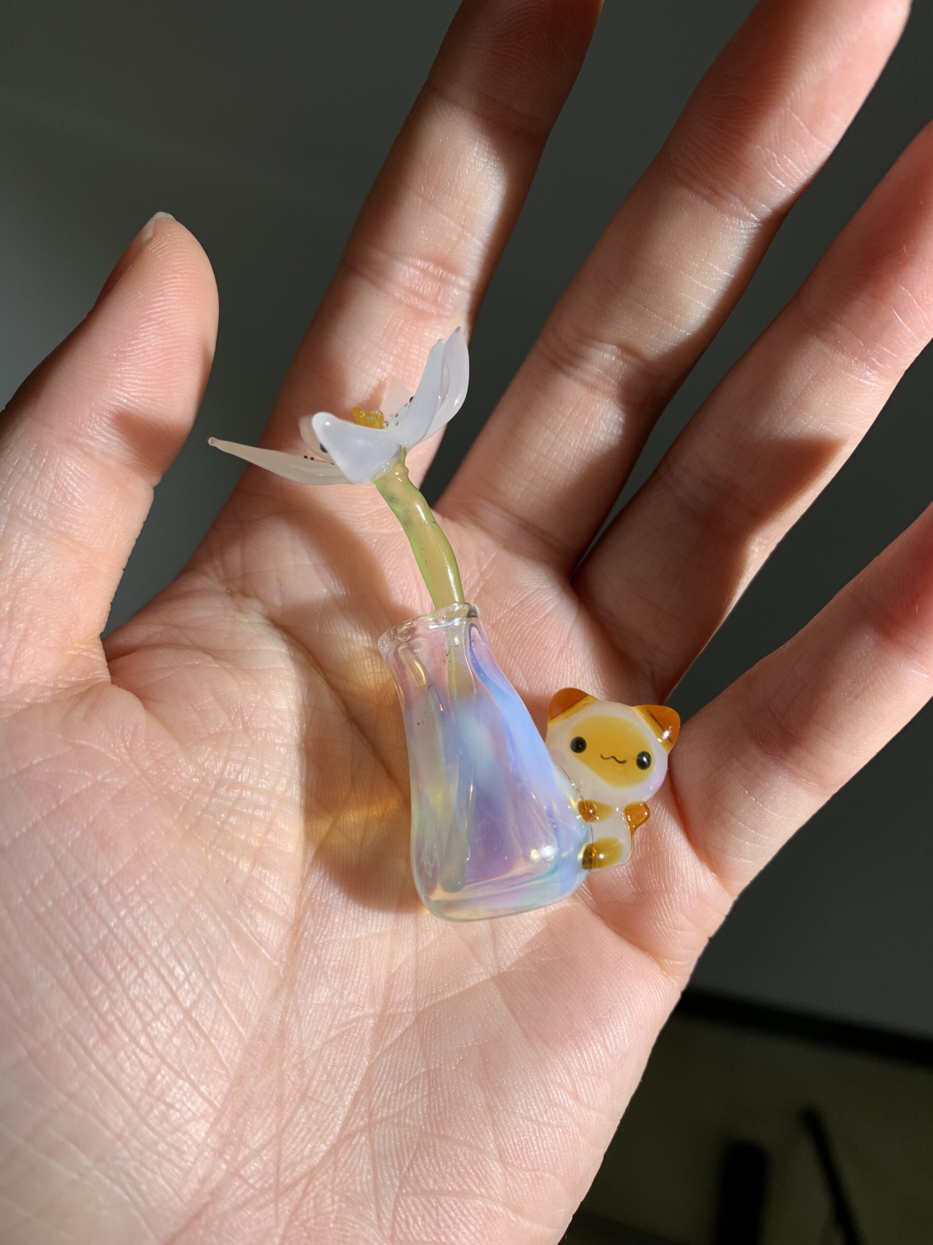 A little bear holding a vase — handmade, healing-style creative ornament. - 图片 2