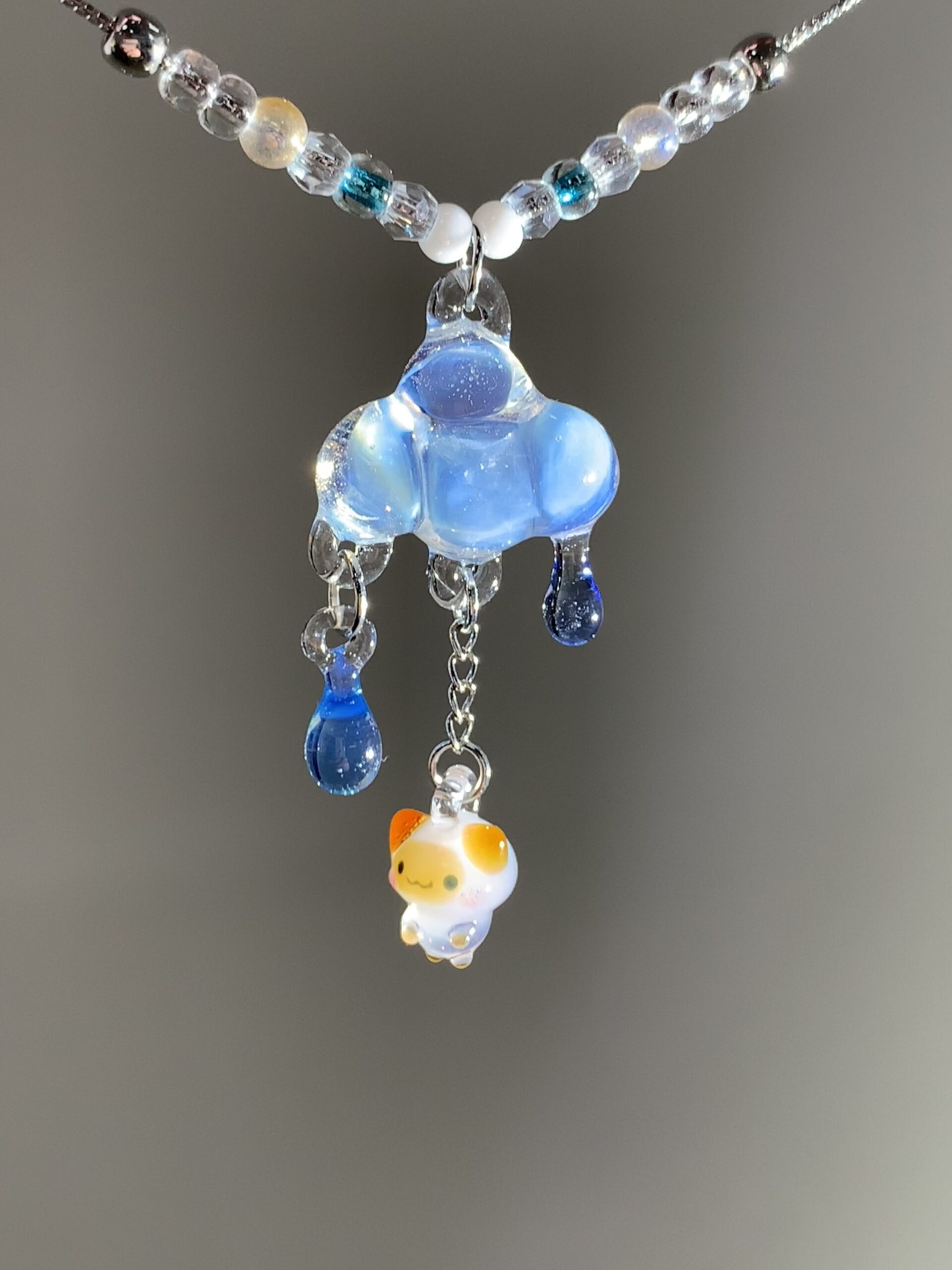 “Siamese Cat Under the Rain Cloud – Handmade Fairy Tale Themed Necklace, the Top Choice for Cat Lovers.”