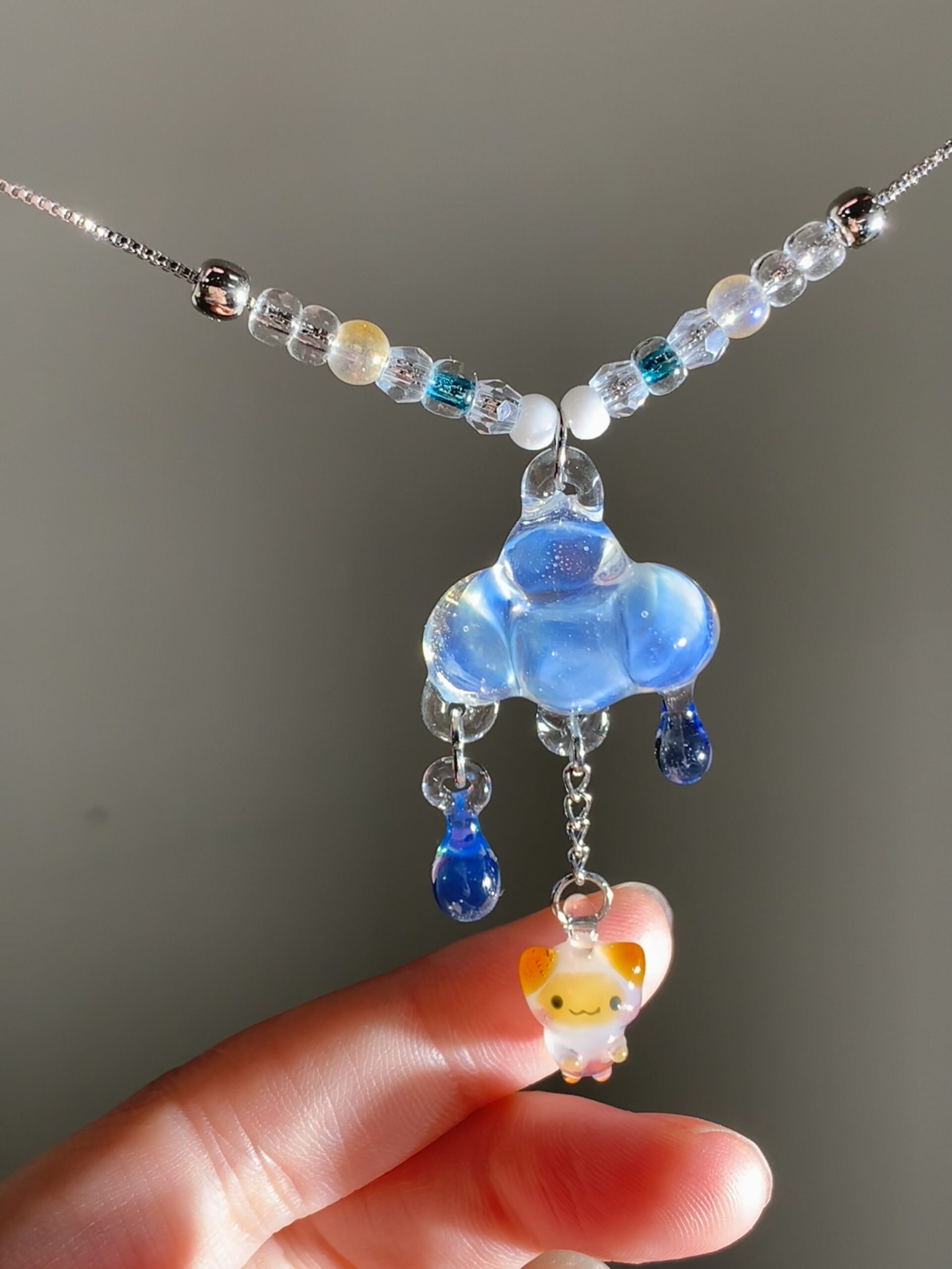 “Siamese Cat Under the Rain Cloud – Handmade Fairy Tale Themed Necklace, the Top Choice for Cat Lovers.” - 图片 2