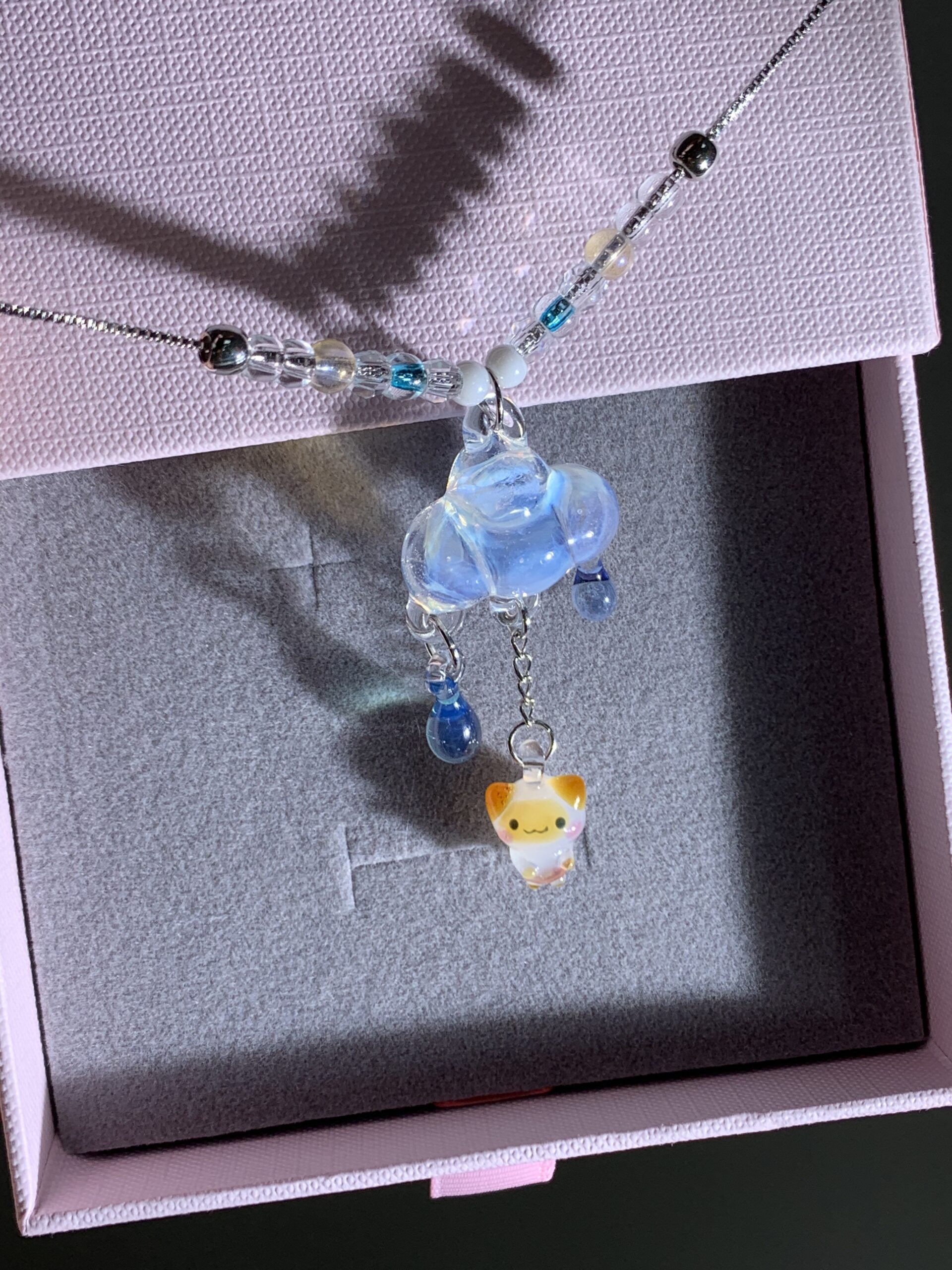 “Siamese Cat Under the Rain Cloud – Handmade Fairy Tale Themed Necklace, the Top Choice for Cat Lovers.” - 图片 4