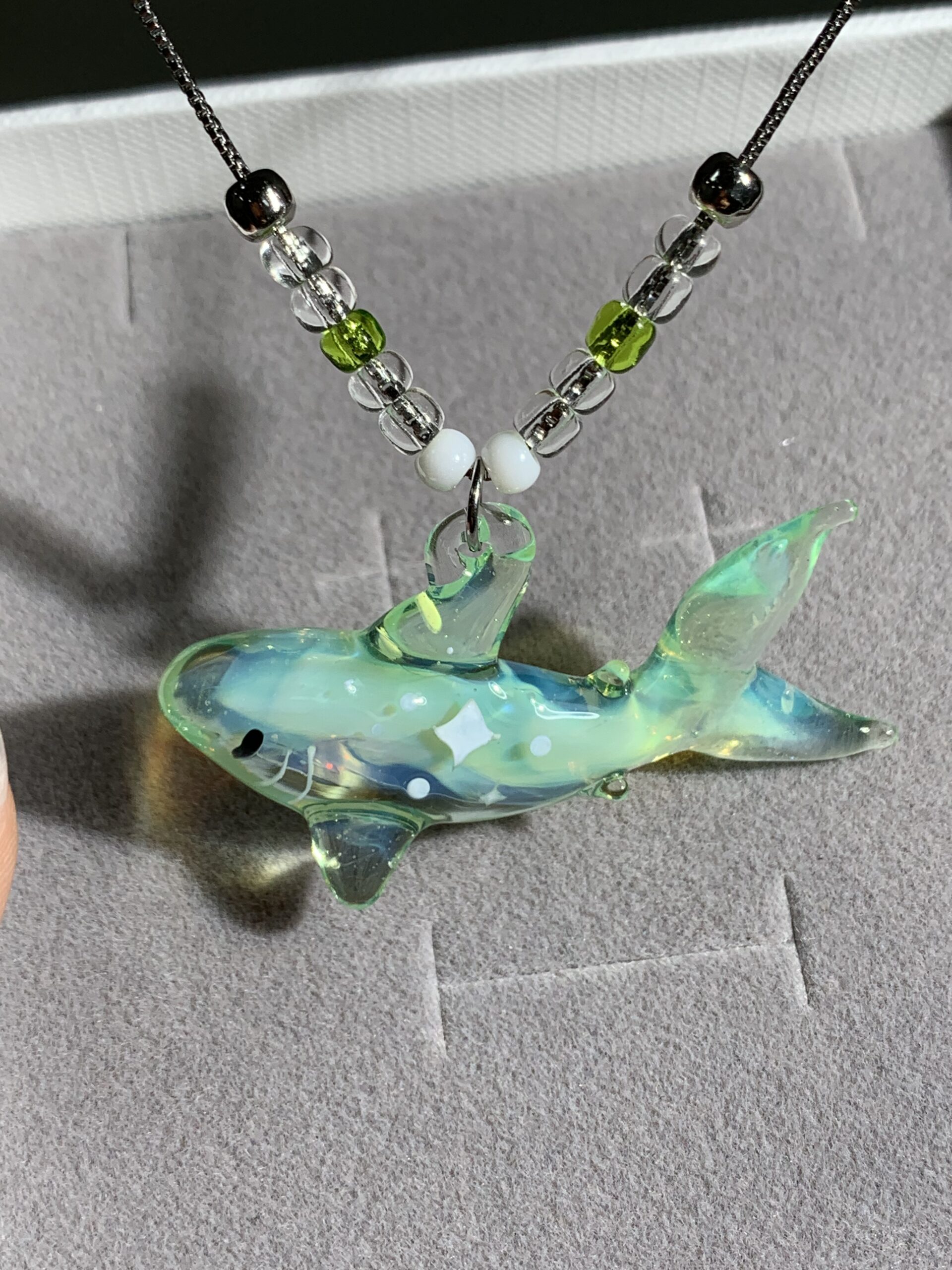 “Green Shark – Handmade Marine Creature Necklace, Offering Good Wishes from the Sea.” - 图片 5