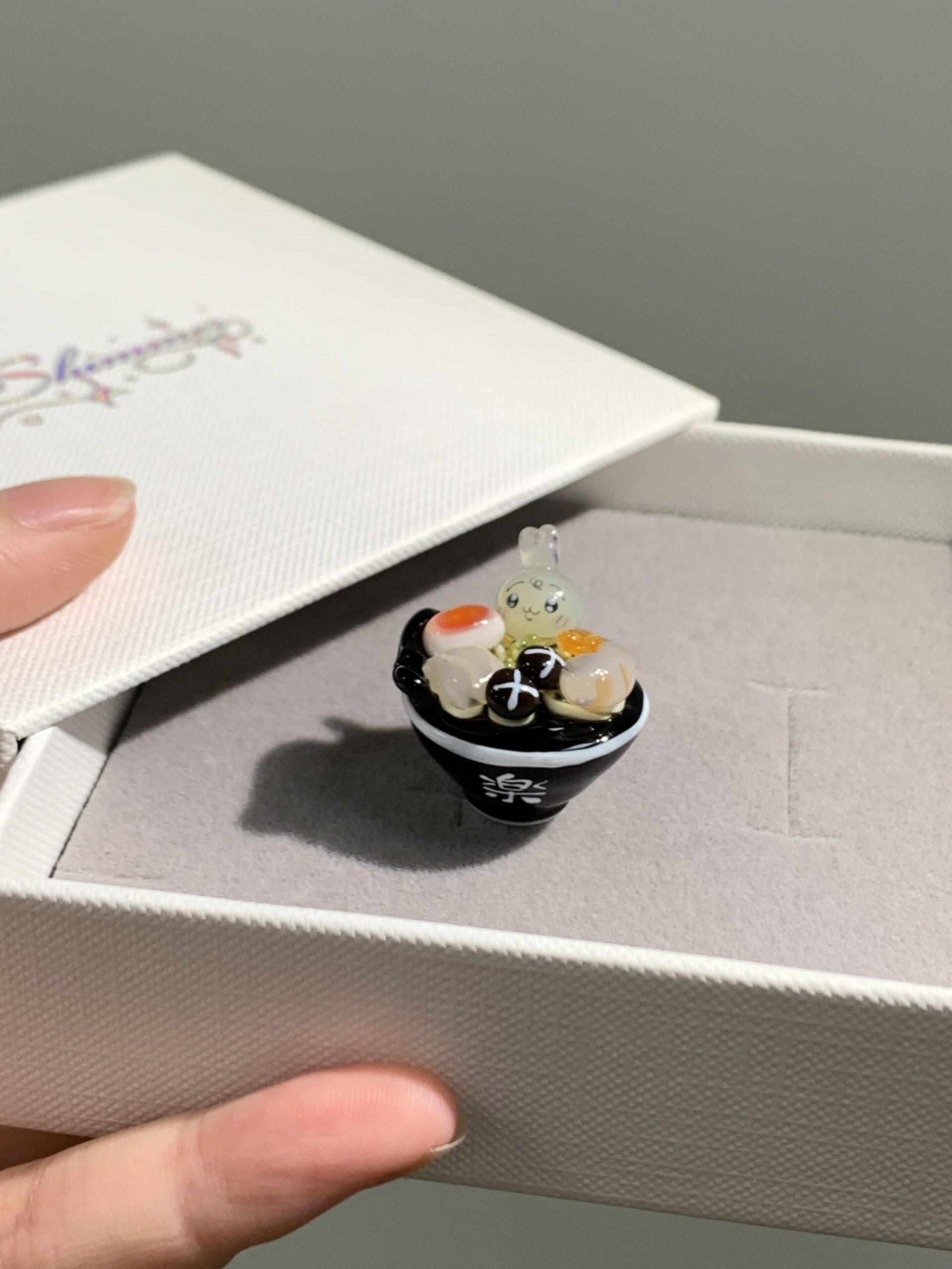 Handmade Glass Miniature Ramen Bowl Scene – Cute Bunny Food Collectible Ornament - 图片 4