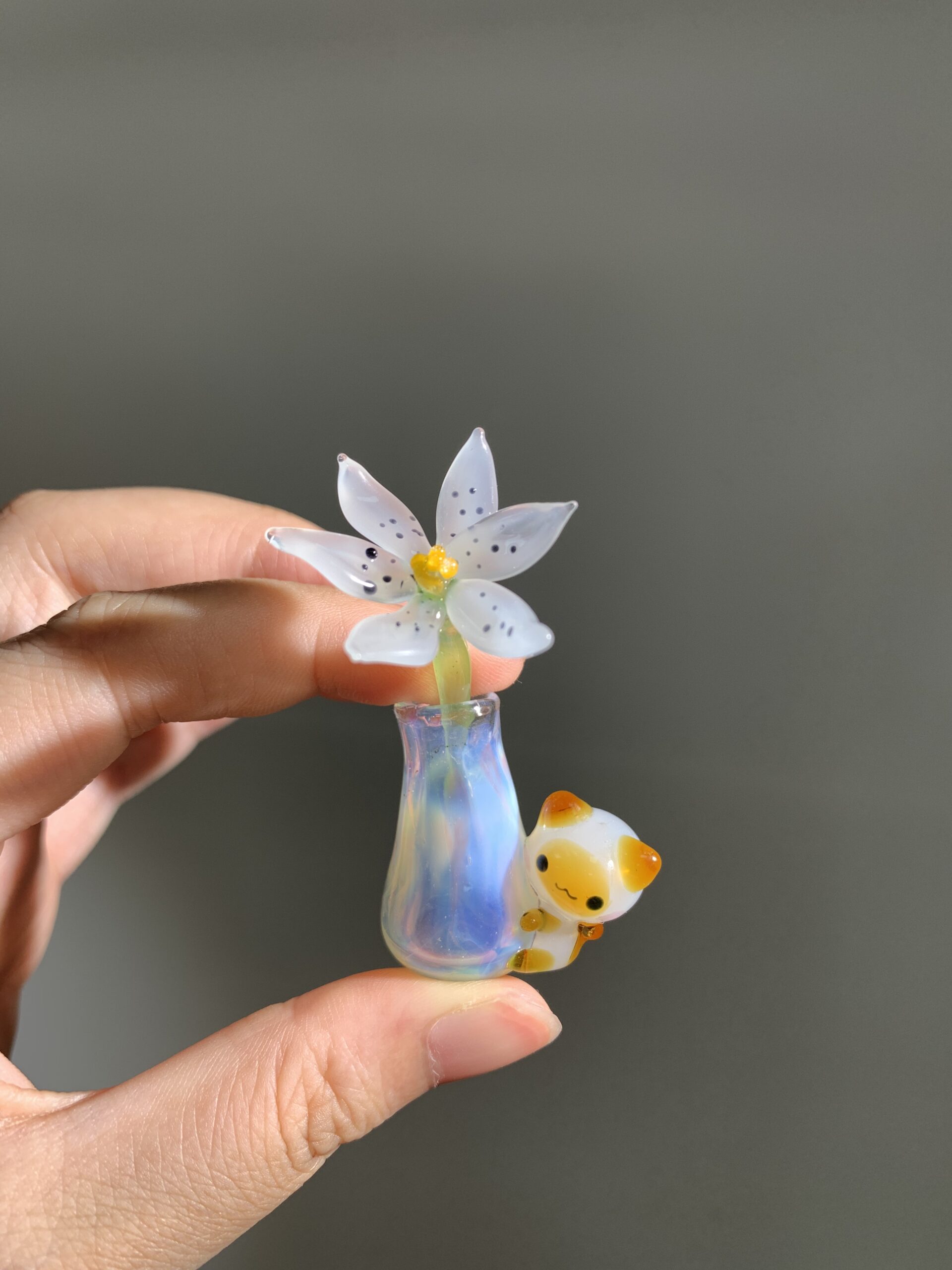 A little bear holding a vase — handmade, healing-style creative ornament. - 图片 3