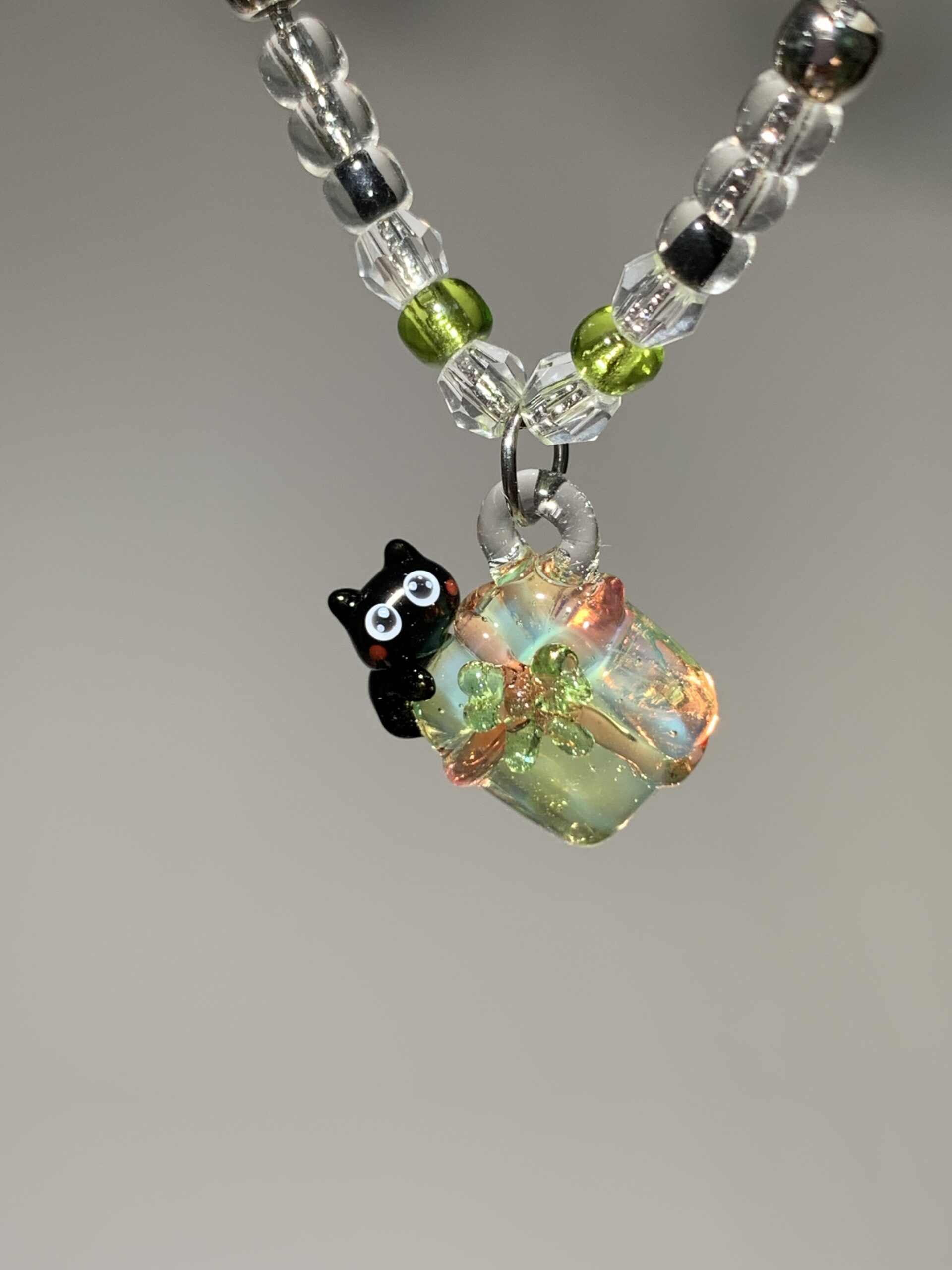 Handmade Glass Black Cat Necklace - Iridescent Cube with Flower Pendant - 图片 2