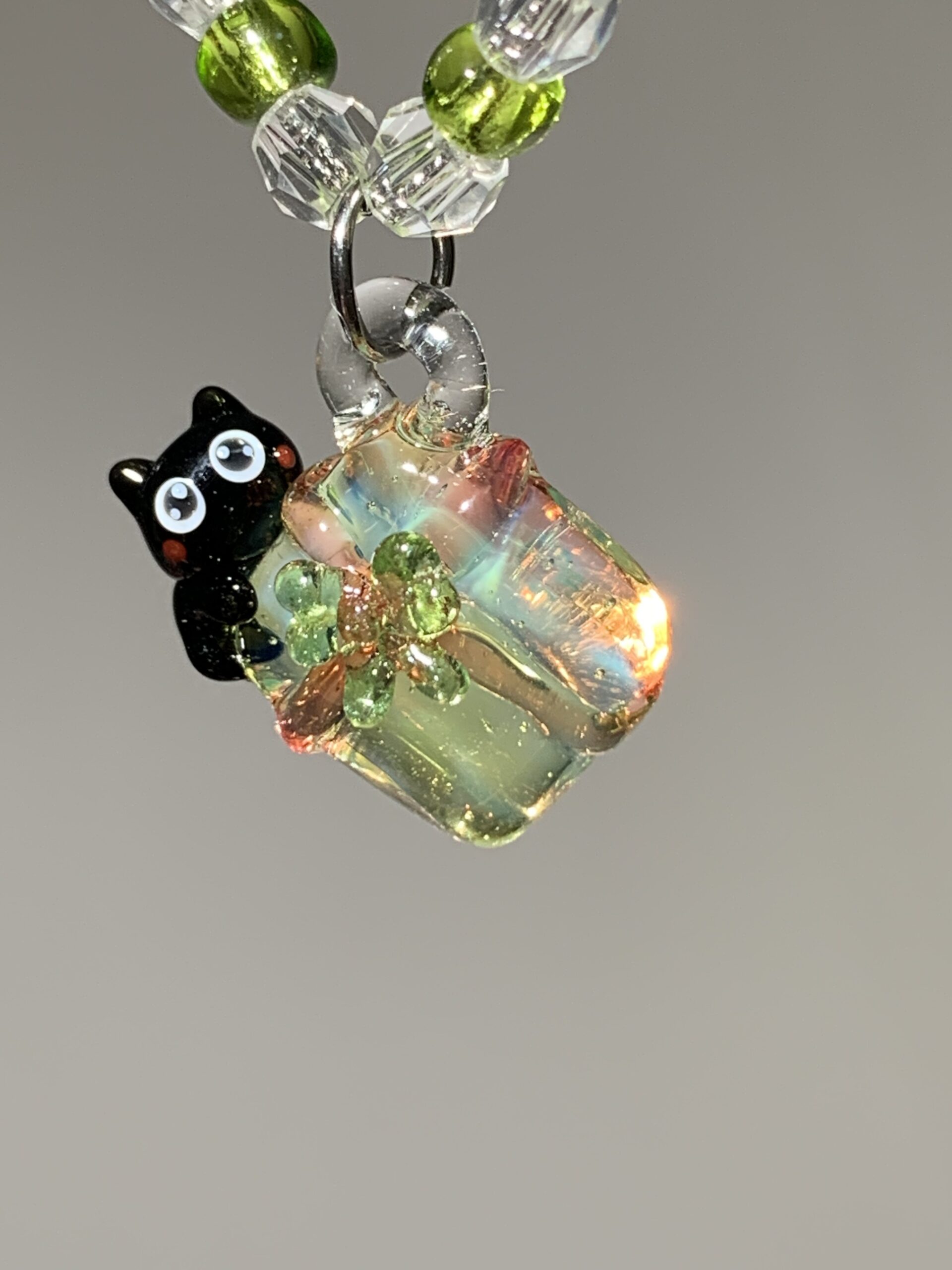 Handmade Glass Black Cat Necklace - Iridescent Cube with Flower Pendant - 图片 3