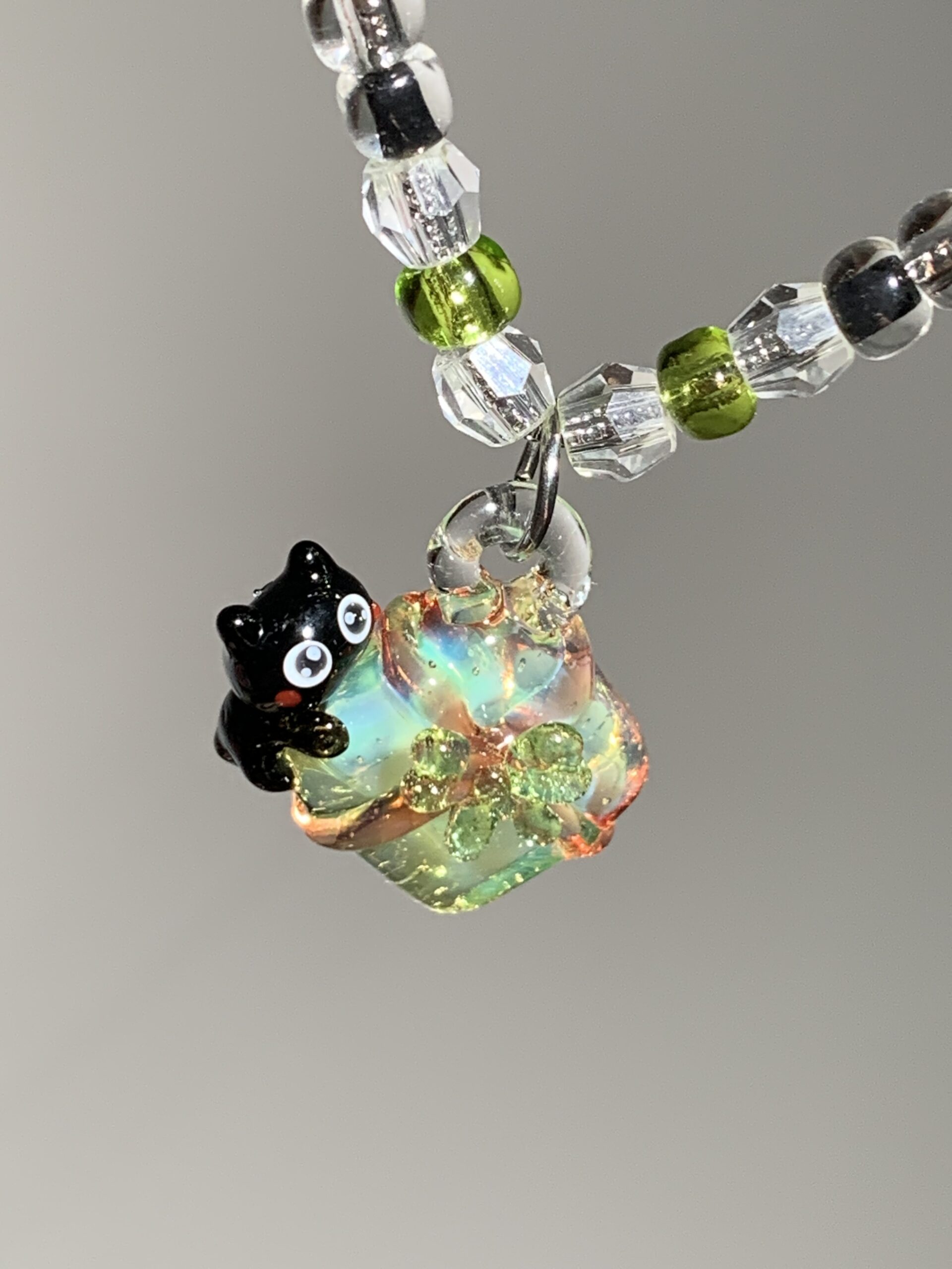 Handmade Glass Black Cat Necklace - Iridescent Cube with Flower Pendant - 图片 4