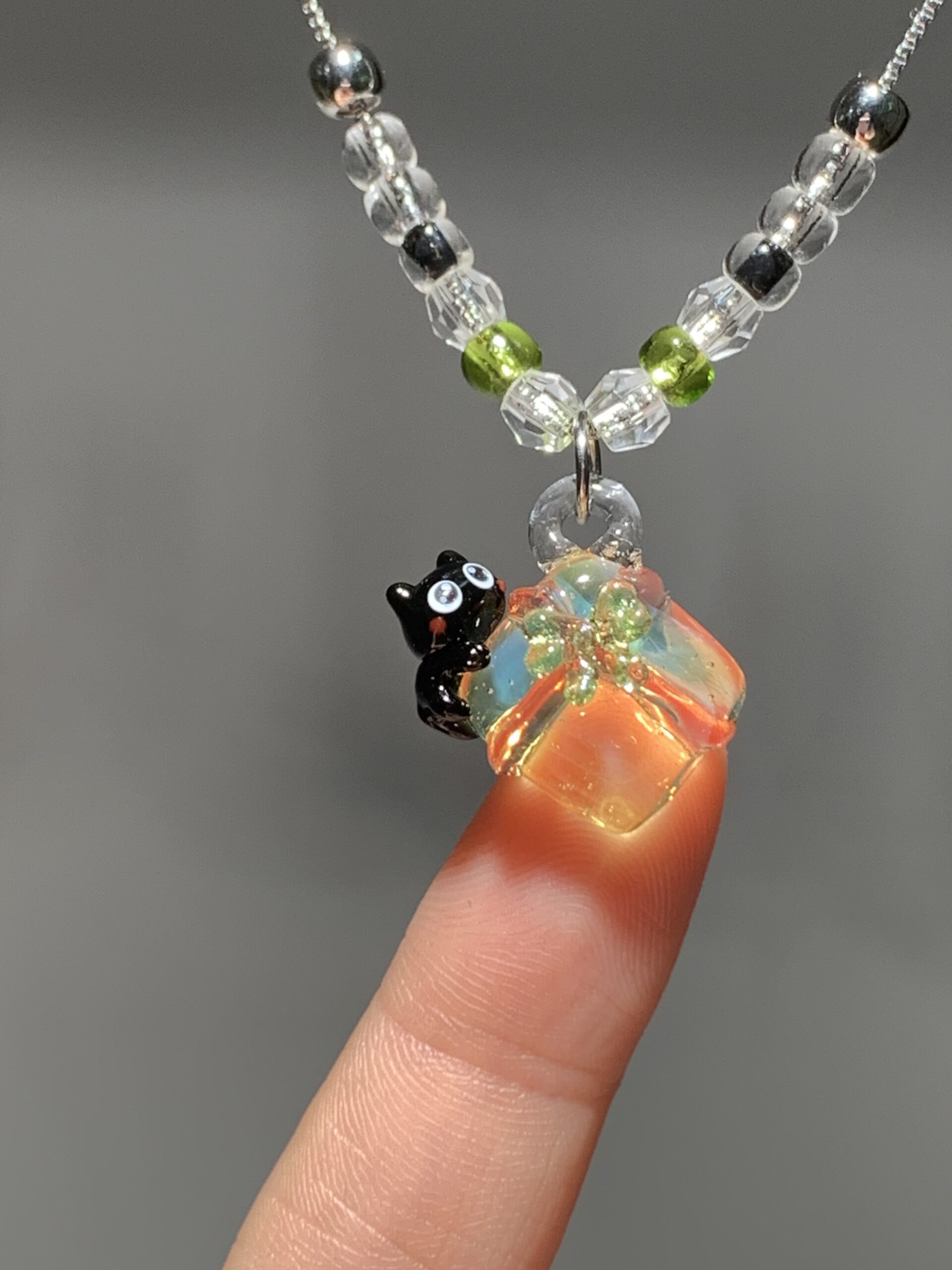 Handmade Glass Black Cat Necklace - Iridescent Cube with Flower Pendant - 图片 5