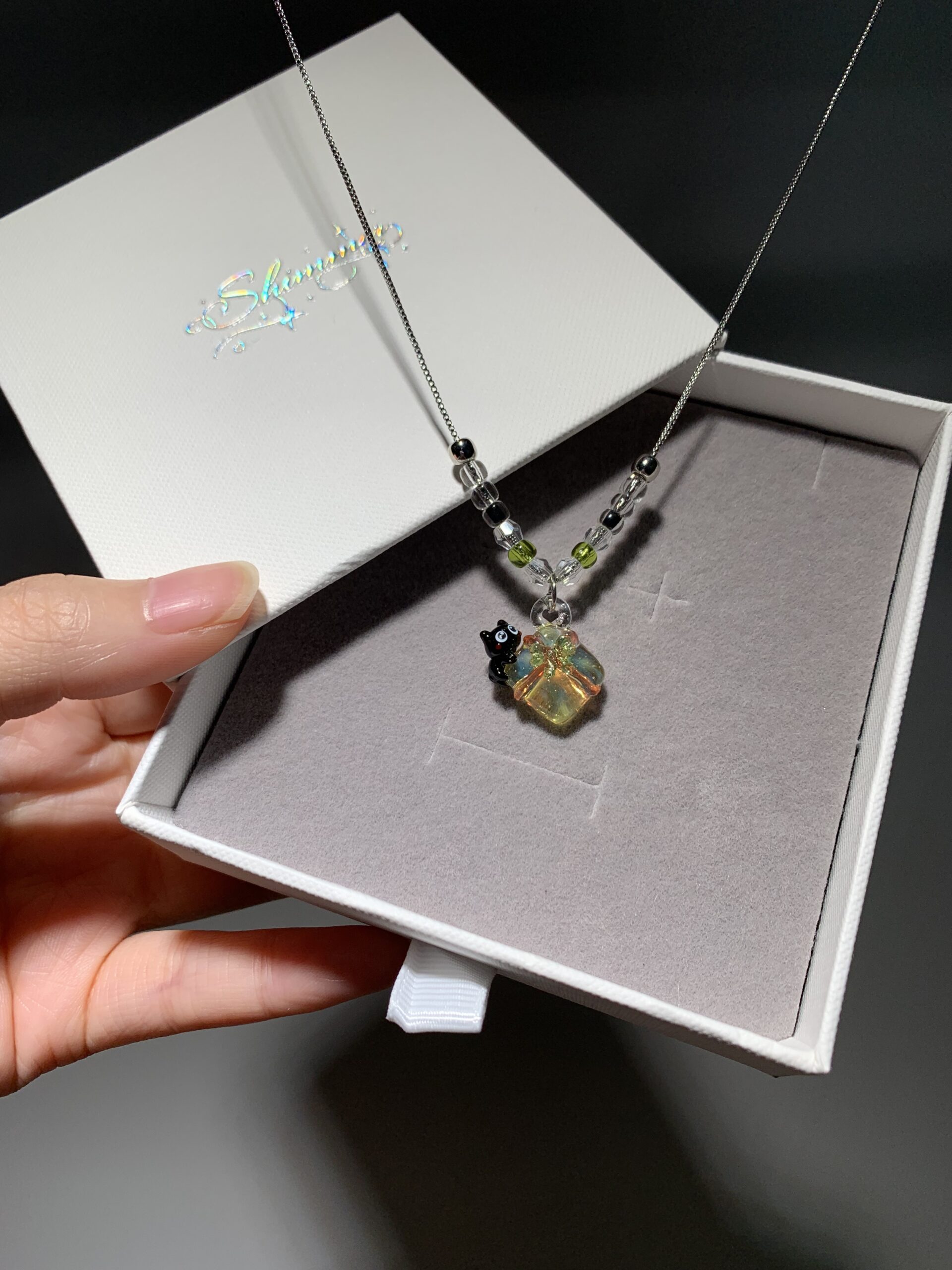 Handmade Glass Black Cat Necklace - Iridescent Cube with Flower Pendant - 图片 6