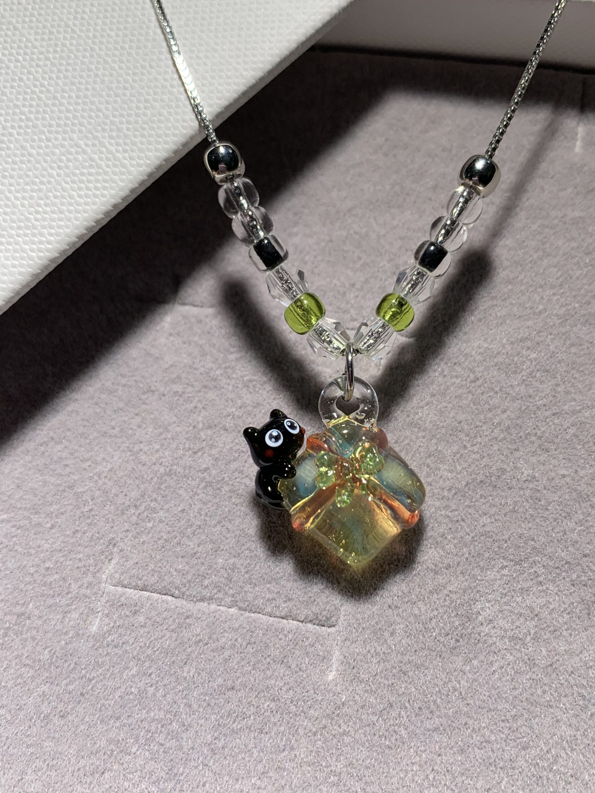 Handmade Glass Black Cat Necklace - Iridescent Cube with Flower Pendant - 图片 7