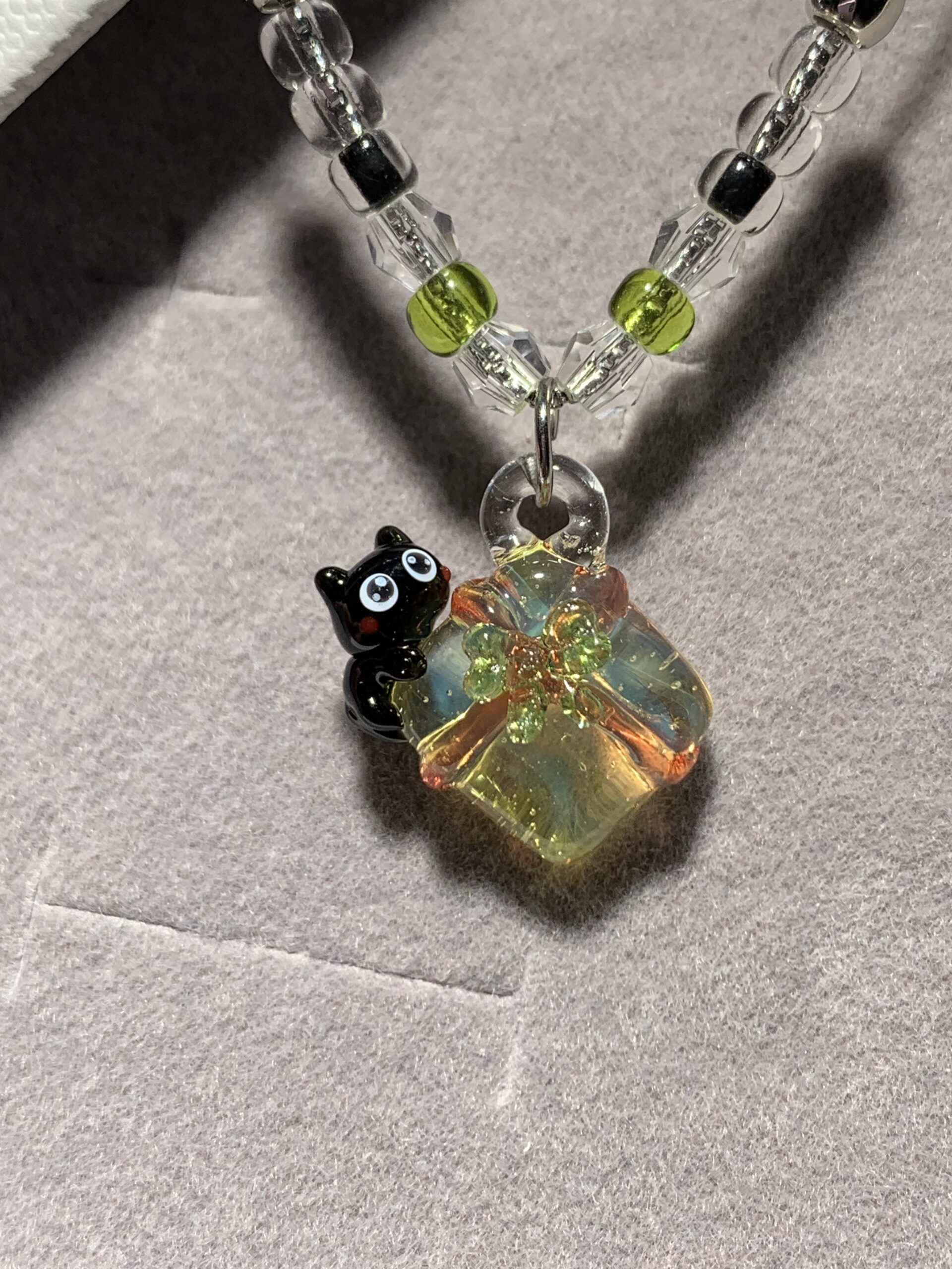 Handmade Glass Black Cat Necklace - Iridescent Cube with Flower Pendant - 图片 8